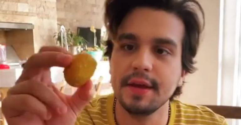 Luan Santana faz tutorial para comer fruta típica perigosa: “Não morde!”
