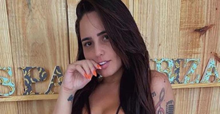 Perlla surge com biquíni mínimo feito de fita adesiva