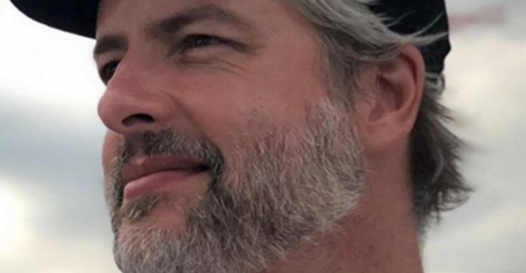 Ex-mulher de Victor Chaves aparece sorridente em clique raro com os filhos