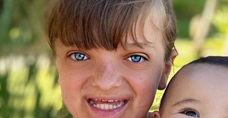 Rafaella Justus segura a irmã Manu nos braços em momento fofíssimo: ”Minhas princesas”