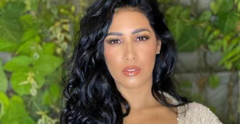 Simaria compartilha foto sensual de maiô branco e eleva temperatura: ”Maravilhosa”