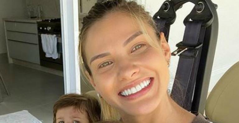 Surra de beleza! Andressa Suita posa com os filhos no colo e deixa fãs boquiabertos