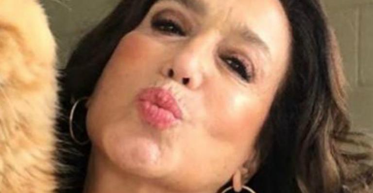 De maiô, Susana Vieira ostenta o corpão aos 77 anos durante aula de natação