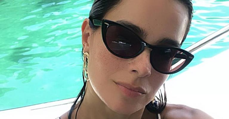Vera Viel posa plena dentro de um barco em meio a cenário paradisíaco: ‘Paz’