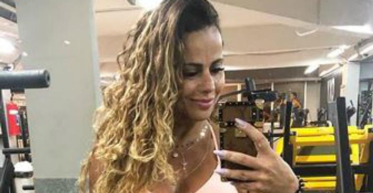 Viviane Araújo ostenta corpão invejável em selfie na academia e barriguinha chama a atenção