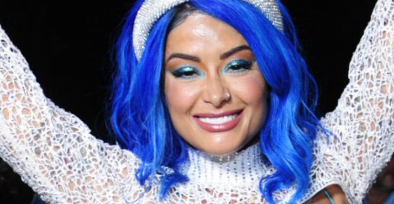 Aline Riscado surpreende com peruca azul e roupa transparente em ensaio de carnaval