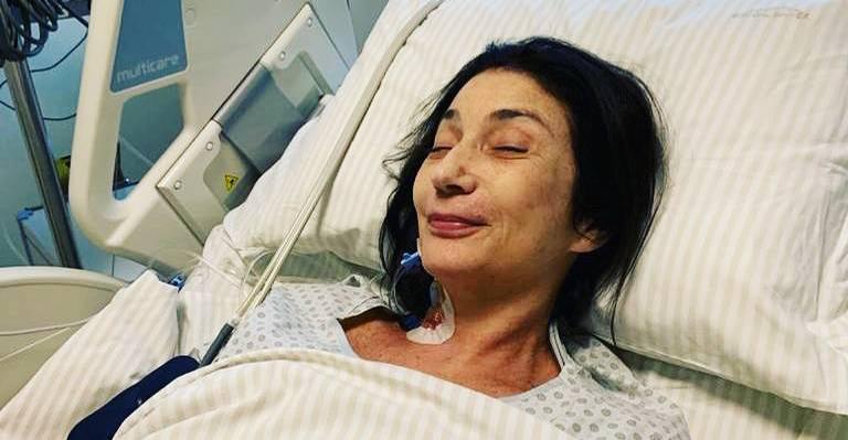 Após cirurgia, Zizi Possi mostra recuperação ao caminhar pelo hospital: ‘Dando meus primeiros passinhos’