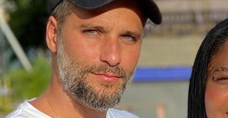 Bruno Gagliasso posa com funcionária que considera sua segunda mãe: ”Me entende só no olhar”