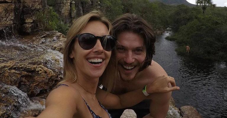 Caio Paduan e Cris Dias surgem em momento espontâneo durante viagem romântica