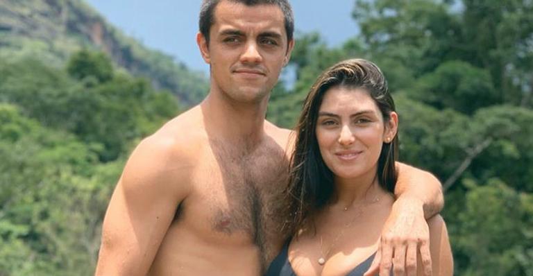 Prestes a dar a luz, Mariana Uhlmann exibe o barrigão e chama filho: ”Vicente”