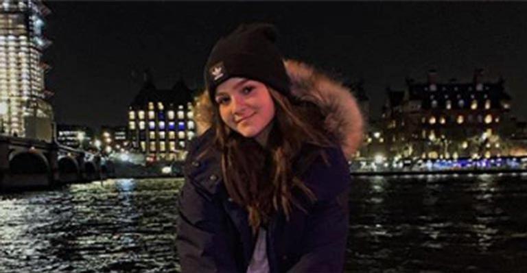 Na Inglaterra, Mel Maia surge trocando beijos com o namorado e amigos fazem piada