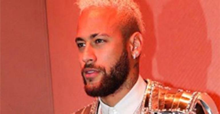 Neymar Jr usa jaqueta de R$ 64 mil em desfile de moda