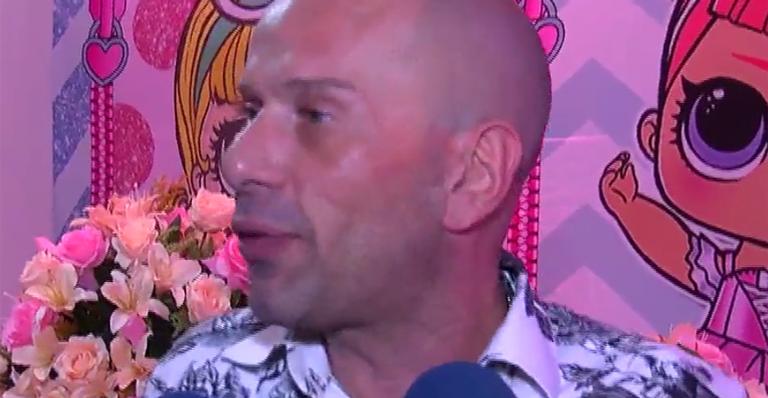 Rafael Ilha faz festa luxuosa para a filha que chega de limousine com look encantador