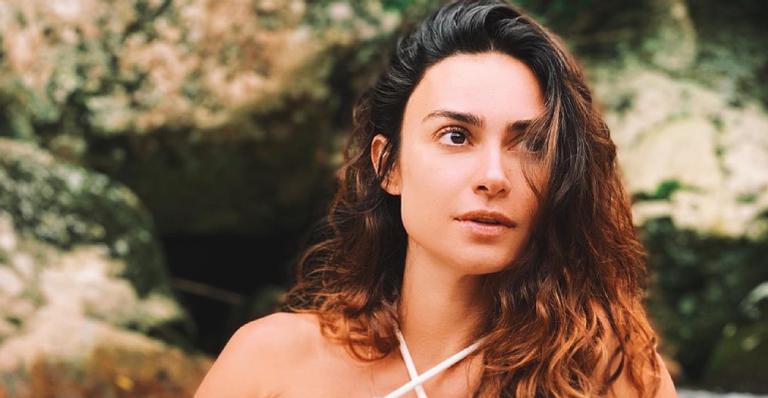 Thaila Ayala e Renato Goés surgem agarradinhos em momento íntimo durante banho de rio
