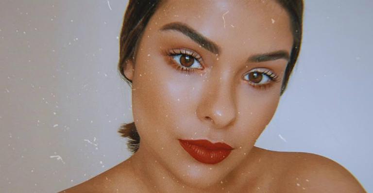 Ex-BBB Munik Nunes aposta em look ousado para ensaio de escola de samba