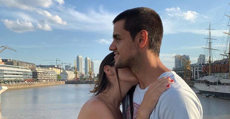 Felipe Simas e a esposa posam coladinhos em momento romântico: ‘Três que são um’