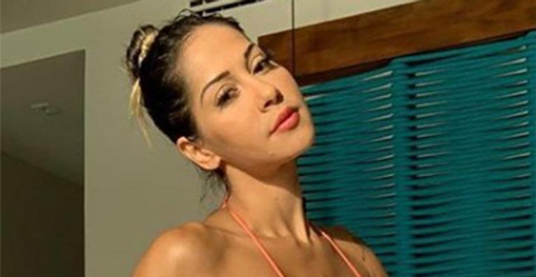 Mayra Cardi exibe estrias e outras imperfeições em foto de biquíni