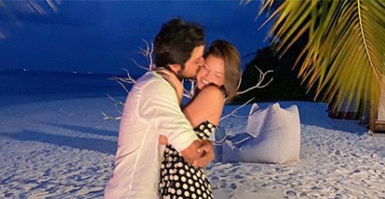 Agatha Moreira e Rodrigo Simas curtem jantar romântico nas Ilhas Maldivas