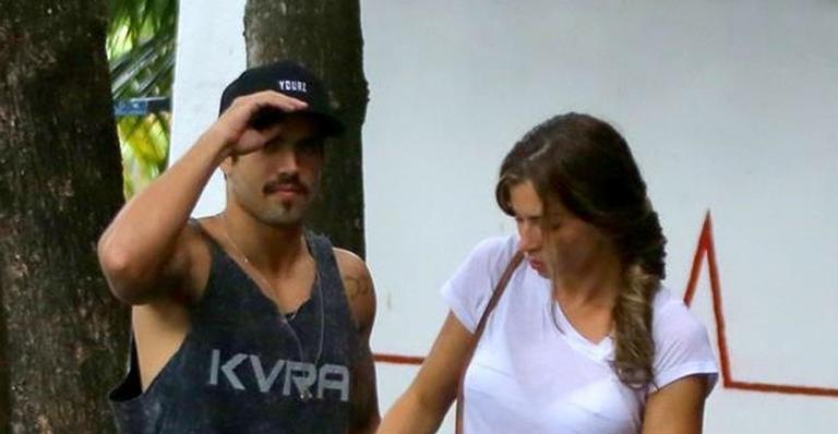 Caio Castro e Grazi Massafera são flagrados aos beijos por programa de TV