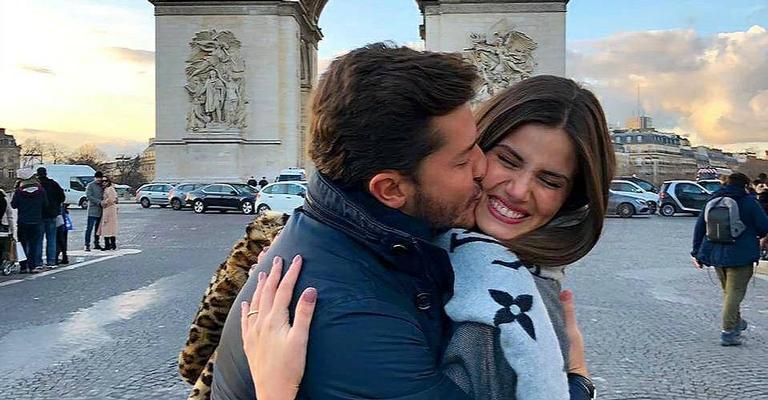 Camila Queiroz e Klebber Toledo posam coladinhos e recebem elogios na web