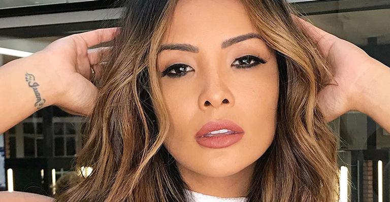 Carol Nakamura dança no banheiro com o noivo e o filho