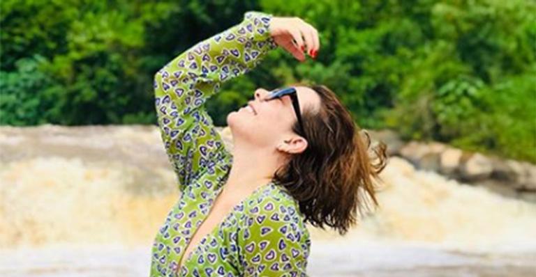 Fernanda Souza exibe as pernas perfeitas em passeio de barco