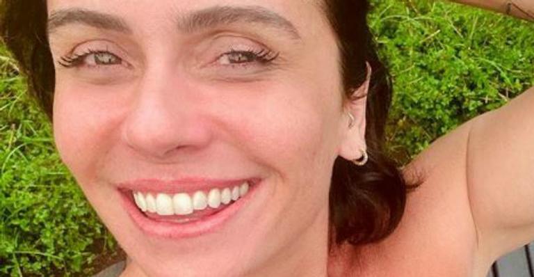 Giovanna Antonelli renova bronzeado e ostenta barriga chapada: ”Perfeição”