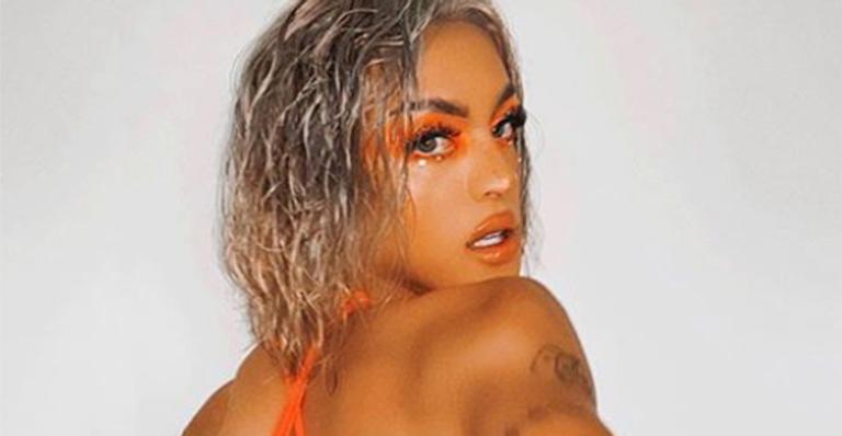 Pabllo Vittar seduz os fãs ao surgir com maiô fio-dental