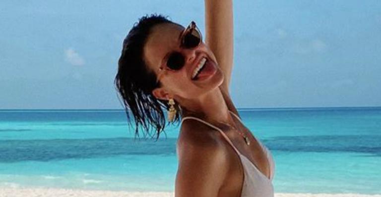 Agatha Moreira aproveita viagem nas Maldivas, posa de biquíni e focaliza no bumbum: ”Corpo divino”