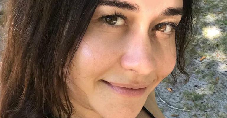Aos 49 anos, Alessandra Negrini exibe corpão de biquíni fininho e agrada: ”Você é um pecado”