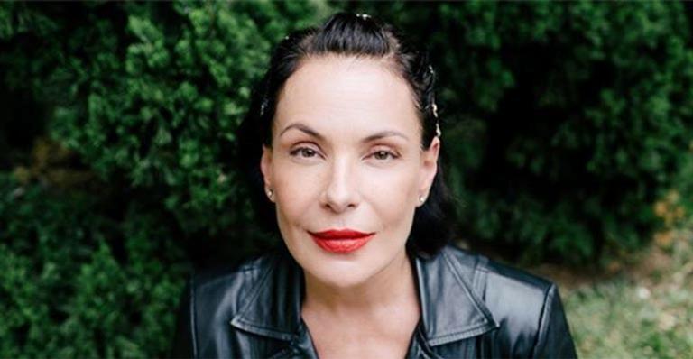 Carolina Ferraz surge nua ao celebrar os 52 anos: ‘Estou no apogeu’
