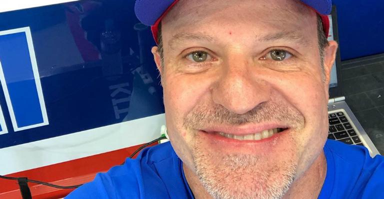Filho galã de Rubens Barrichelo arrasa nas pistas e agradece apoio da namorada: ”Minha bebê”