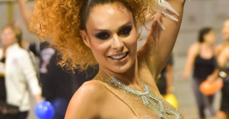 Fernanda Lacerda, a Mendigata, mostra quase tudo com look transparente em ensaio de Carnaval
