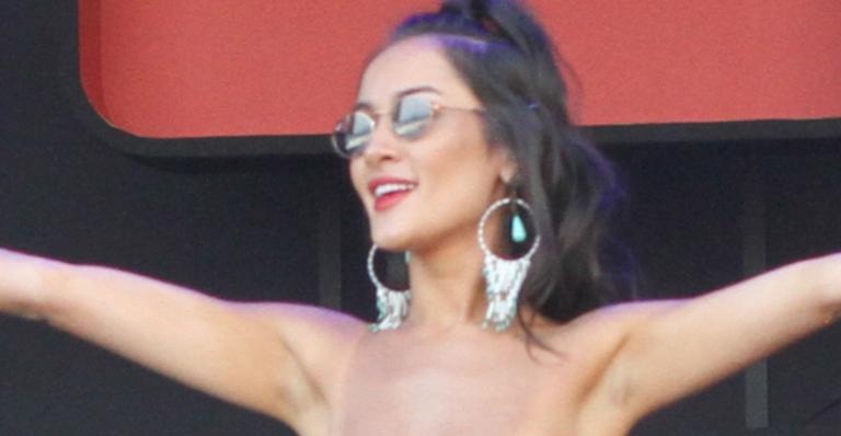 Gabi Melim aposta em top tomara-que-caia e barriga chapada rouba a cena durante show