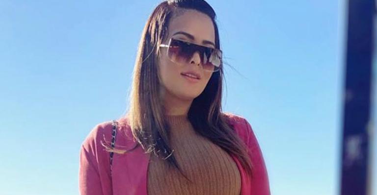 Geisy Arruda vive perigosamente com microvestido e bumbum quase escapa