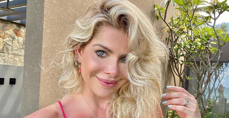 Karina Bacchi encanta web ao mostrar momento íntimo com filho e marido: ”Meus amores”