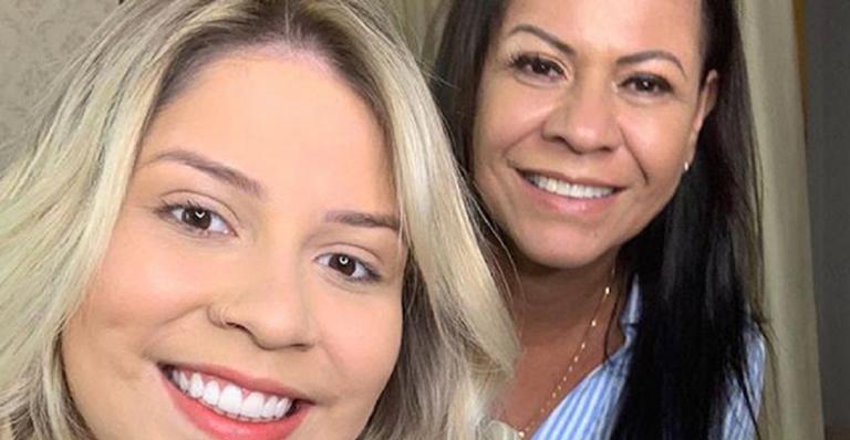 Mãe de Marília Mendonça surge tomando cervejinha na piscina da mansão da cantora