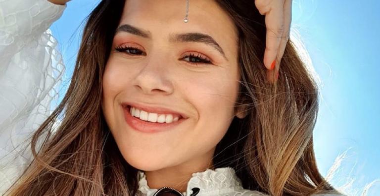 Maisa Silva toma bebida com folhas de ouro e ironiza: ”Meu beijo tava valendo ouro”