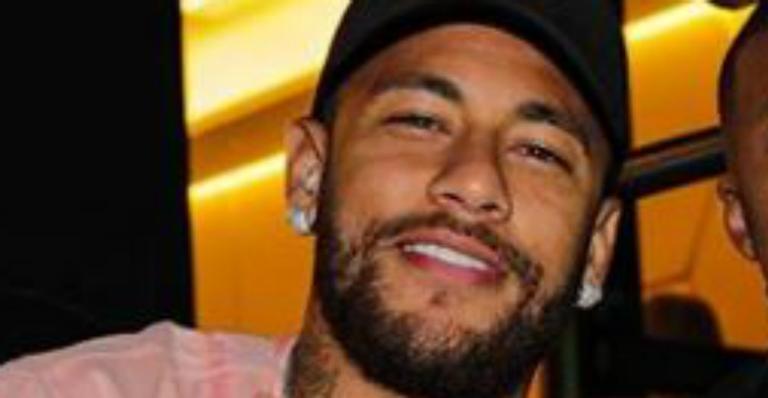 Nos braços da mãe, Neymar Jr. derrete web com homenagem especial de aniversário