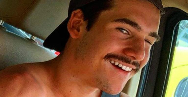 Nicolas Prattes posa com nova namorada e seguidores se preocupam: ”Tão magrinho”