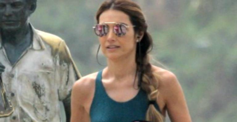 Patrícia Poeta chama atenção com roupa coladinha e exibe boa forma no Rio de Janeiro