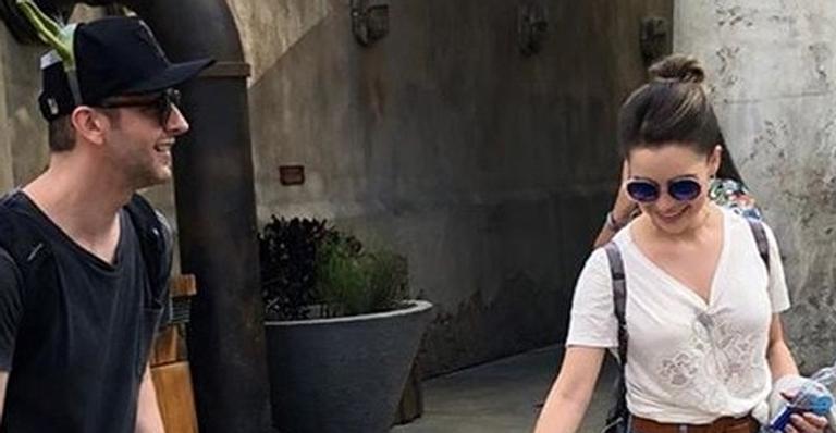 Foto do filho de Sandy ao lado dos pais na Disney deixa fãs intrigados: ”Com essa idade?”