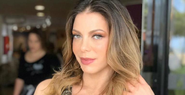 Sheila Mello arranca suspiros ao mostrar barriga trincada em passeio de barco: ”Corpo maravilhoso”