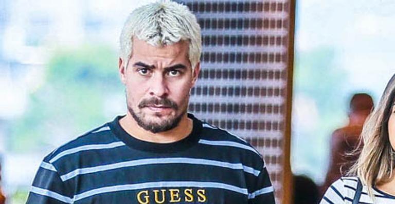 Thiago Martins surge em clima de romance com a namorada em rara aparição pública