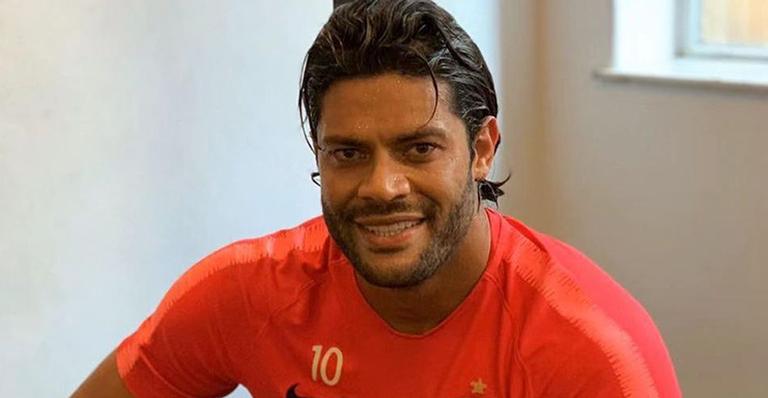 Após polêmica, jogador Hulk curte jantar romântico com a nova namorada