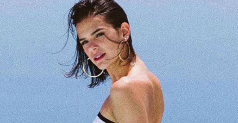 Bruna Marquezine surge com maiô cavadíssimo e exibe bumbum perfeito