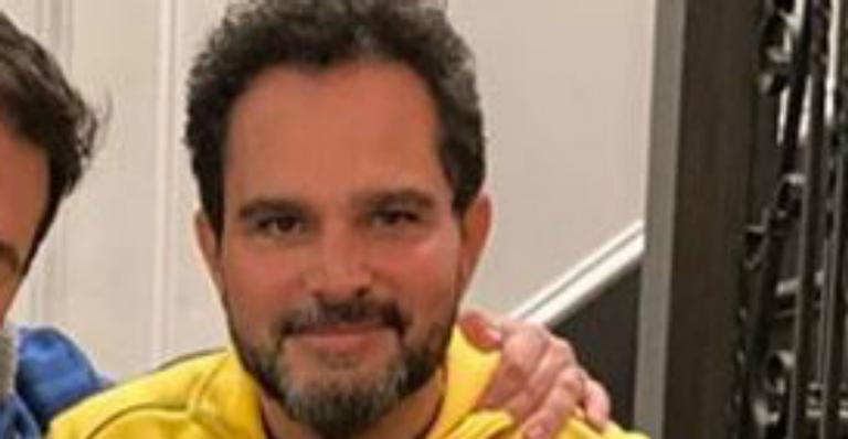 Em raríssimo registro, Luciano Camargo ganha homenagem especial do filho gato