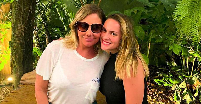 Filha de Heloisa Perissé mostra fotos de beijos no namorado