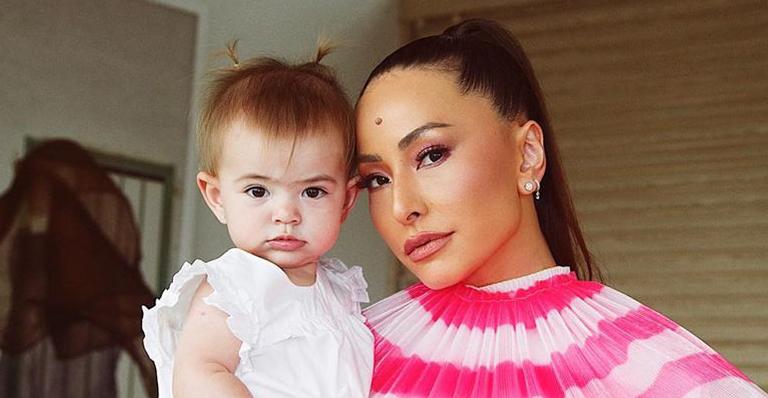 Filha de Sabrina Sato, Zoe brinca em closet e diz que não quer herdar os sapatos da mãe