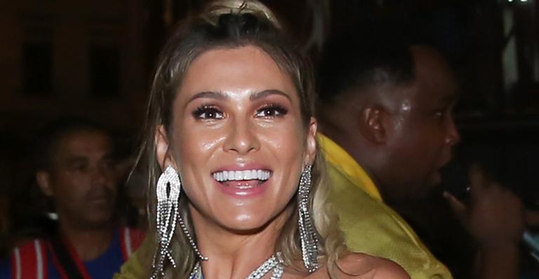 Lívia Andrade exibe um bumbum durinho e causa comoção em ensaio de rua